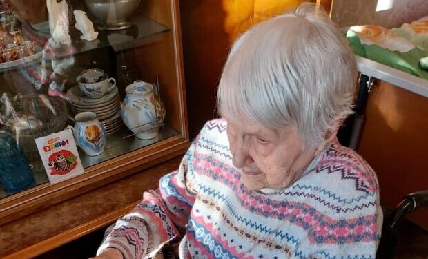 104-летняя одесситка получила свой первый загранпаспорт