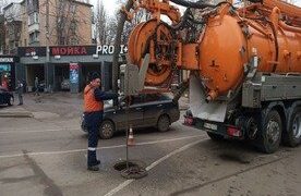 Коммунальщики прочищают дождеприемники на трех локациях города » Все новости Одессы |