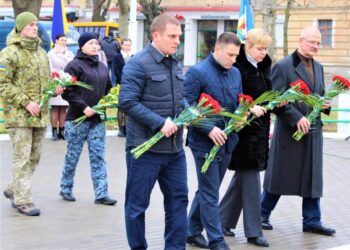 В Измаиле День Небесной сотни отметили митингом и возложением цветов — Город 24 (ФОТО)