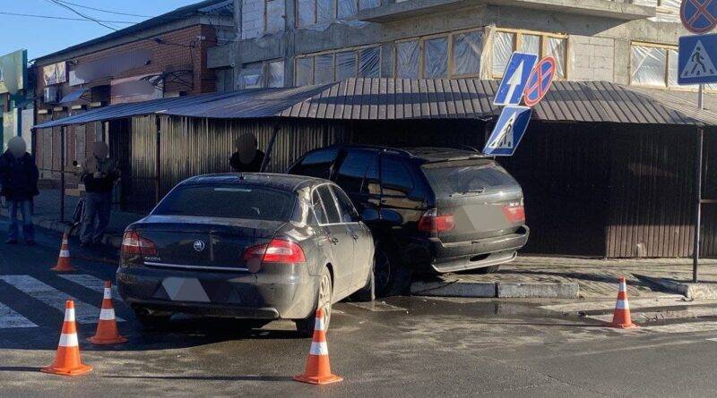 В Измаиле ДТП с повтрадавшими: в районе Центрального рынка Skoda вытолкала BMW X5 на тротуар