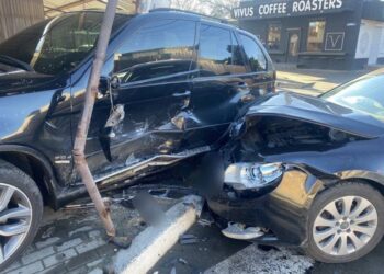 В Измаиле ДТП с повтрадавшими: в районе Центрального рынка Skoda вытолкала BMW X5 на тротуар