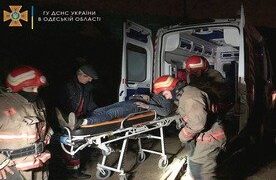 В Одесском районе спасатели на носилках доставили к скорой помощи мужчину, который попал под поезд (фото) » Все новости Одессы |