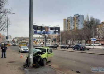 Водитель Chevrolet гонял по тротуару в Одессе, пока столб его не остановил. Видео