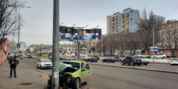 Водитель Chevrolet гонял по тротуару в Одессе, пока столб его не остановил. Видео