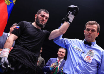Бетербиев нокаутировал Брауна и защитил титулы чемпиона IBF и WBC