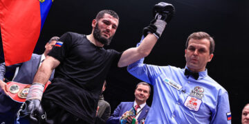 Бетербиев нокаутировал Брауна и защитил титулы чемпиона IBF и WBC