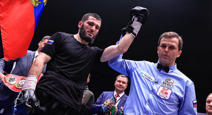 Бетербиев нокаутировал Брауна и защитил титулы чемпиона IBF и WBC