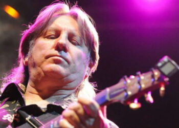 Певец Юрий Лоза заявил, что уехавшие из России звезды осознают свою бесполезность