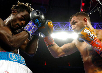 Ломаченко единогласным судейским решением победил Комми