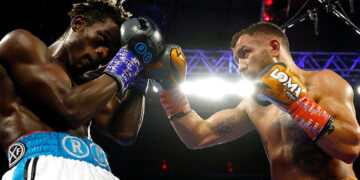 Ломаченко единогласным судейским решением победил Комми