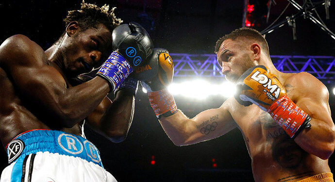 Ломаченко единогласным судейским решением победил Комми