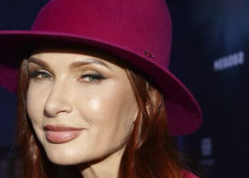 Актриса Бледанс сообщила об экстренном возвращении в Россию