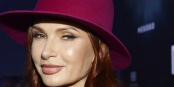 Актриса Бледанс сообщила об экстренном возвращении в Россию