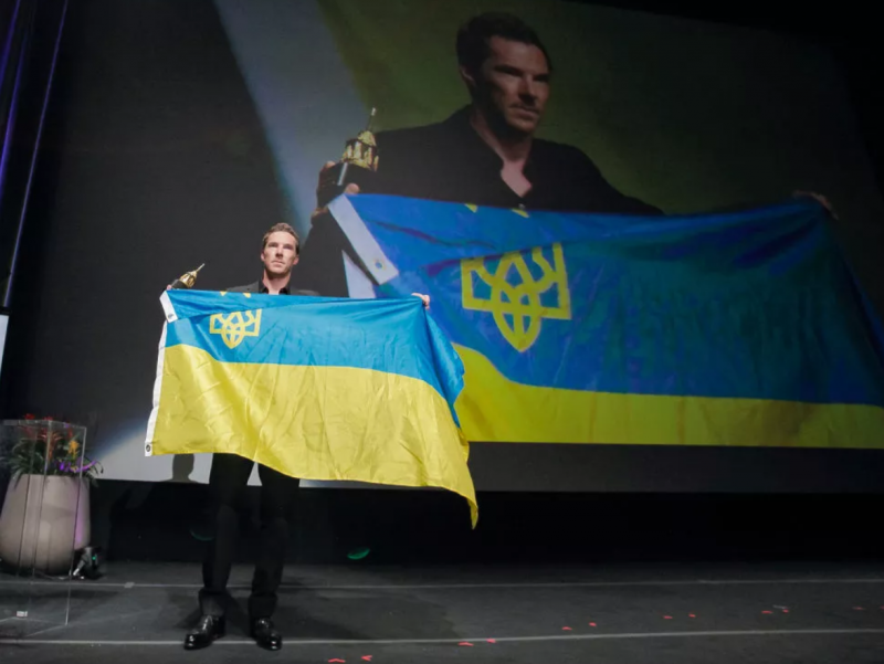 Бенедикт Камбербэтч снова поддержал Украину, развернув наш флаг на кинопремии в Санта-Барбаре