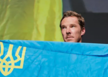 Бенедикт Камбербэтч снова поддержал Украину, развернув наш флаг на кинопремии в Санта-Барбаре