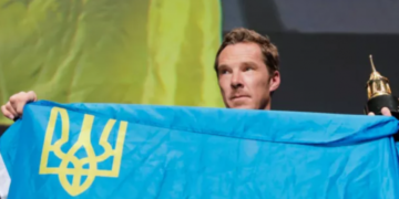 Бенедикт Камбербэтч снова поддержал Украину, развернув наш флаг на кинопремии в Санта-Барбаре