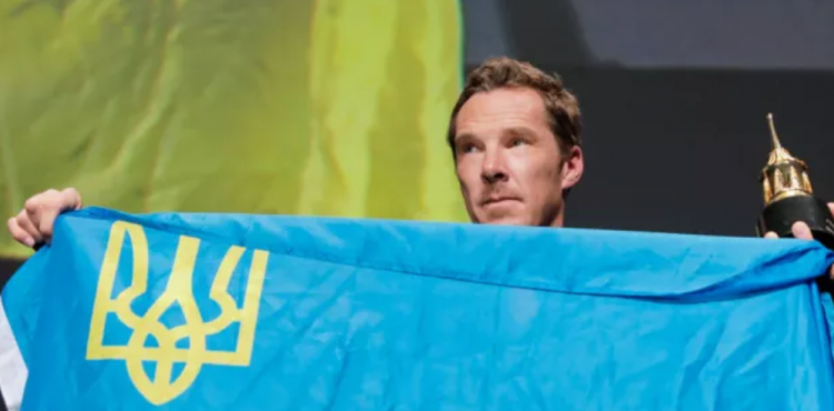 Бенедикт Камбербэтч снова поддержал Украину, развернув наш флаг на кинопремии в Санта-Барбаре