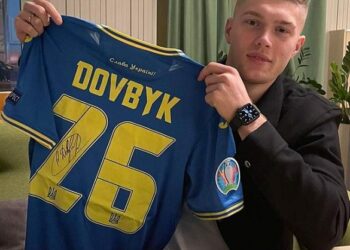 Черкащанин Довбик продав свою пам’ятну футболку, щоб допомогти ЗСУ 