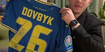 Черкащанин Довбик продав свою пам’ятну футболку, щоб допомогти ЗСУ 