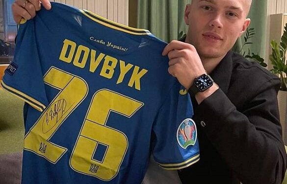 Черкащанин Довбик продав свою пам’ятну футболку, щоб допомогти ЗСУ