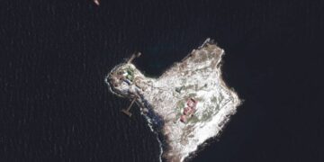 CNN опубликовали первый снимок острова Змеиный после атаки ВС РФ (фото)