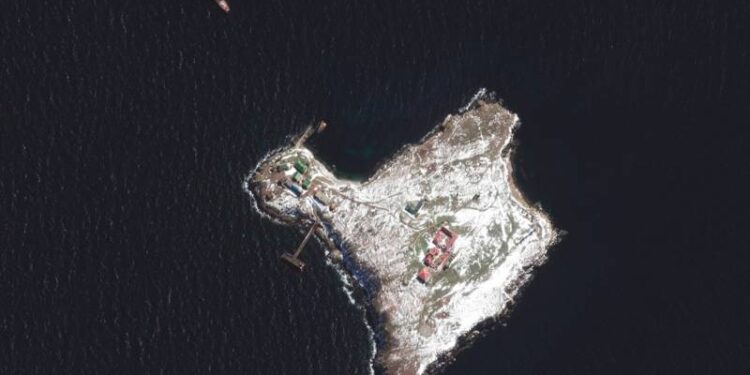 CNN опубликовали первый снимок острова Змеиный после атаки ВС РФ (фото)