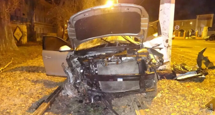 ДТП в Суворовском районе: автомобиль врезался в столб