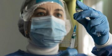 Бустером от COVID-19 за сутки вакцинировали еще 15 тыс. украинцев