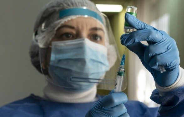 Бустером от COVID-19 за сутки вакцинировали еще 15 тыс. украинцев