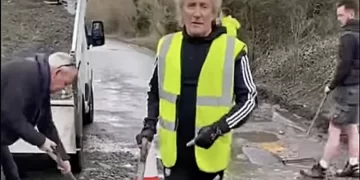 Роду Стюарту пришлось собственноручно засыпать ямы на дороге у дома: иначе его Ferrari не проедет (ВИДЕО) » Автоновости