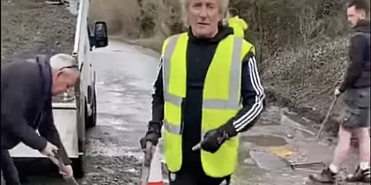 Роду Стюарту пришлось собственноручно засыпать ямы на дороге у дома: иначе его Ferrari не проедет (ВИДЕО) » Автоновости