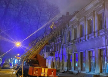 Масштабный пожар в здании экономического колледжа на Успенской