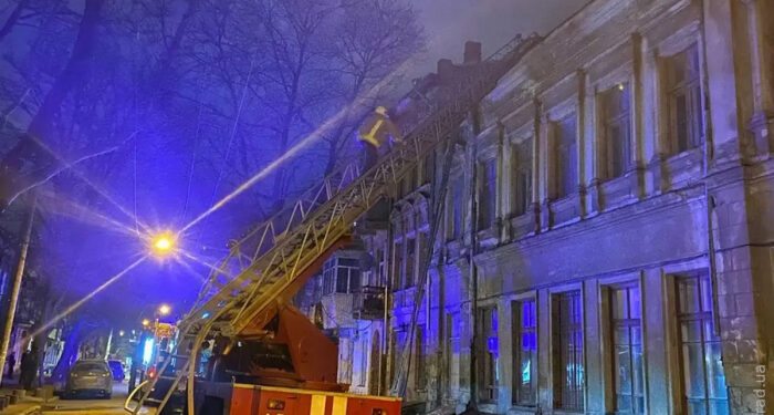 Масштабный пожар в здании экономического колледжа на Успенской