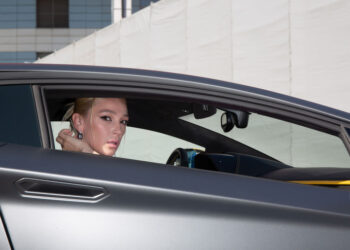 Не скопировала, а вдохновилась. Настя Ивлеева пришла на шоу в наряде Памелы Андерсон  |