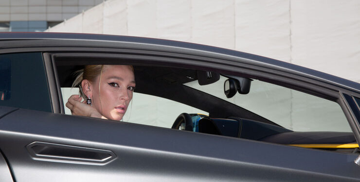 Не скопировала, а вдохновилась. Настя Ивлеева пришла на шоу в наряде Памелы Андерсон  |