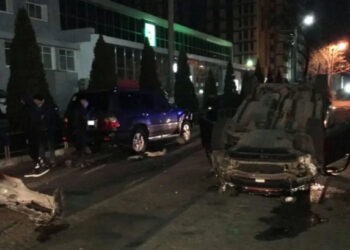 Не справился с управлением, протаранил припаркованные машины и перевернулся