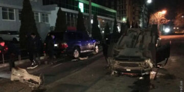 Не справился с управлением, протаранил припаркованные машины и перевернулся