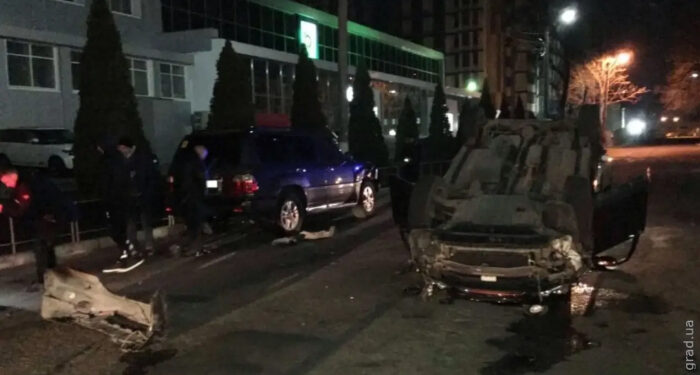 Не справился с управлением, протаранил припаркованные машины и перевернулся