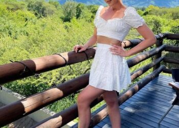 «Необузданная Африка»: Бузова покрасовалась в секси-луках |