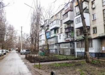 Ночью в Одессе женщина выпала из окна