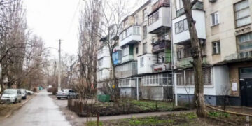 Ночью в Одессе женщина выпала из окна