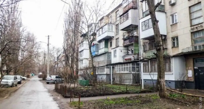 Ночью в Одессе женщина выпала из окна