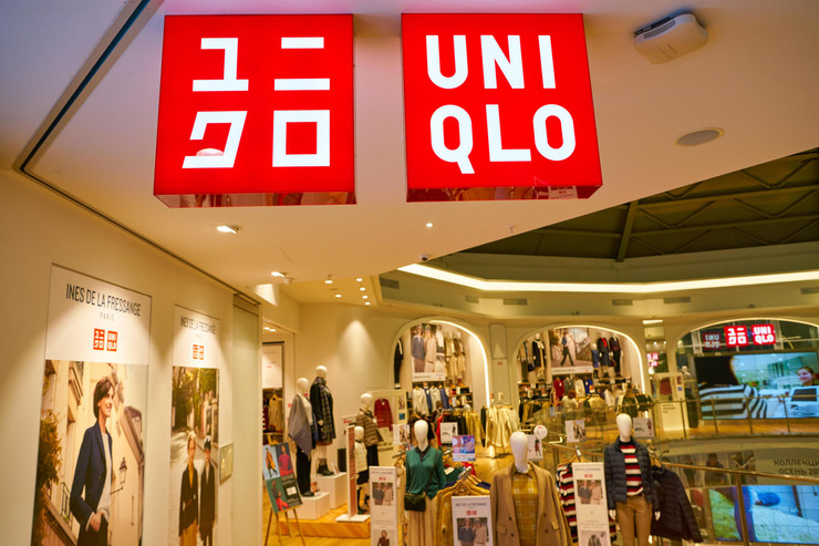 Руководство Uniqlo уверяло, что не свернет продажи в России из-за санкций, но в итоге сменило решение: магазины закроются 21 марта