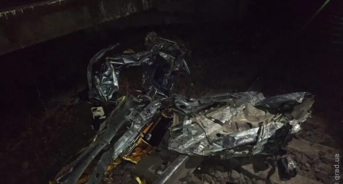 Сбил шлагбаум и попал под поезд: смертельное ДТП на переезде в Одесской области