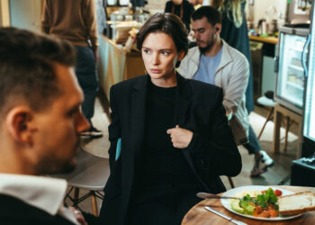 Толстоганова в боди и Андреева, воркующая с Бондарчуком. Премьера сериала «The Телки» |