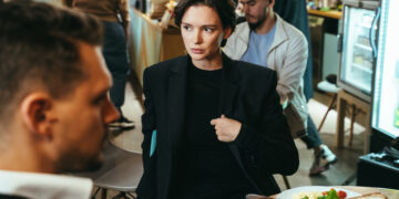 Толстоганова в боди и Андреева, воркующая с Бондарчуком. Премьера сериала «The Телки» |