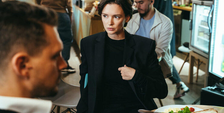 Толстоганова в боди и Андреева, воркующая с Бондарчуком. Премьера сериала «The Телки» |