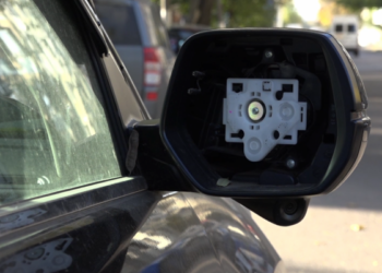 В Одессе автоворы снимают с машин зеркала и требуют выкуп