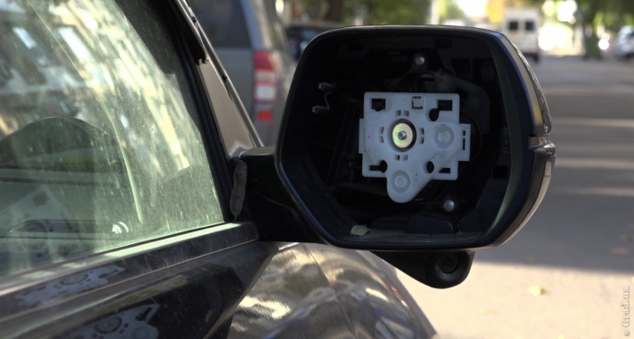 В Одессе автоворы снимают с машин зеркала и требуют выкуп