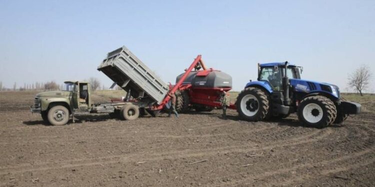 «Війна війною, а обід — за розкладом»: Одещина розпочала весняно-польові роботи, щоб в Україні був хліб і до хліба